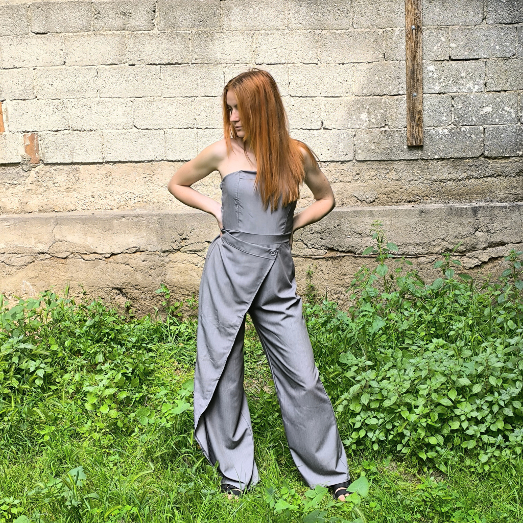 Ολόσωμη φόρμα στράπλες, με ελαστικό ύφασμα στο πίσω μέρος