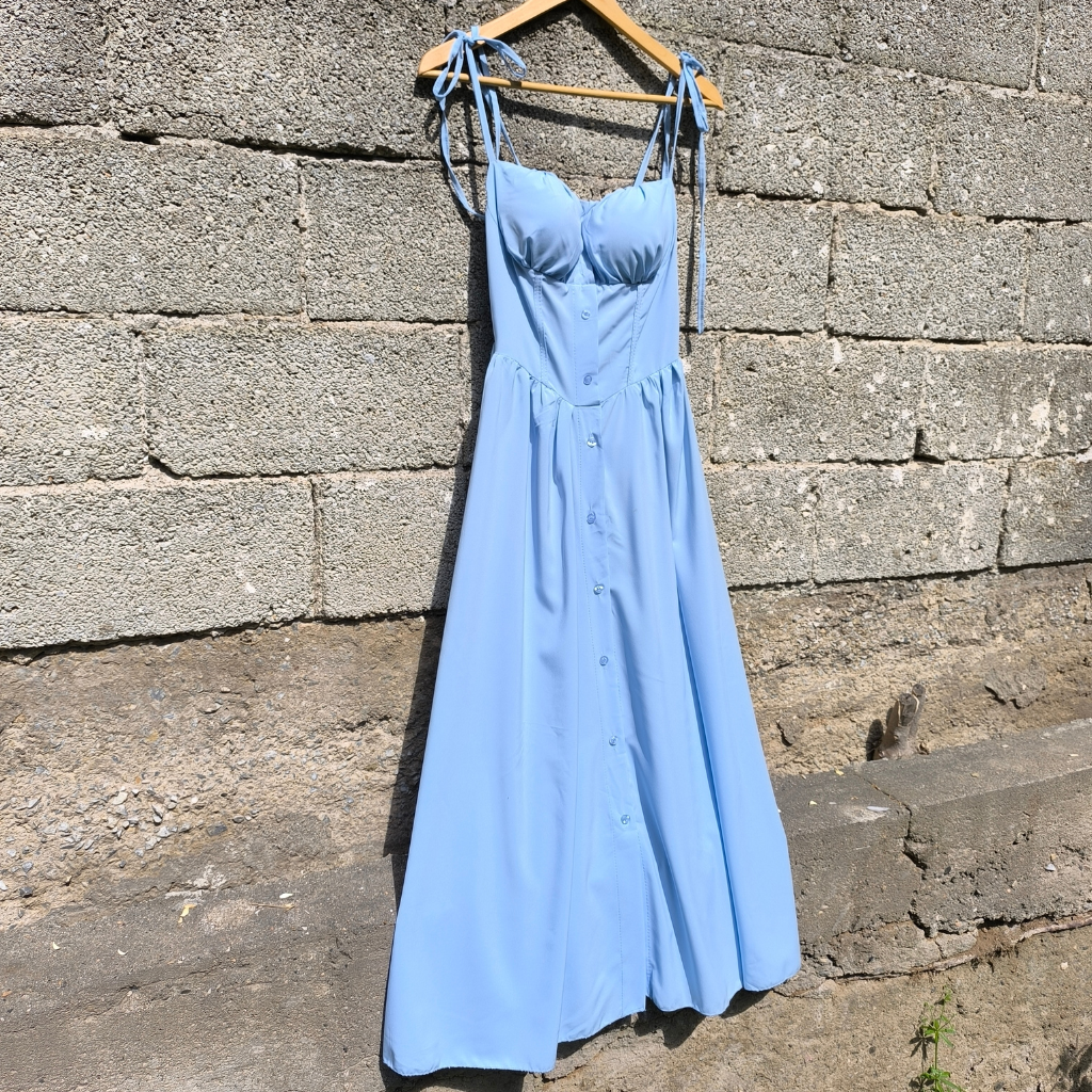 Φόρεμα με δετές τιράντες και κουμπιά